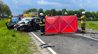 Śmiertelny wypadek pod Sulejowem. Nie żyje 33-letnia kobieta. Zderzenie 4 samochodów w tym więźniarki w Strzelcach 