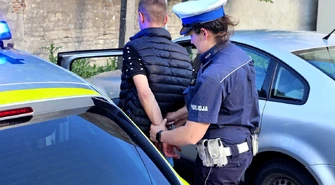 Miał ponad 2 promile, nie ustąpił pierwszeństwa pieszemu i przewoził pasażera unikającego odsiadki, posiadającego mefedron