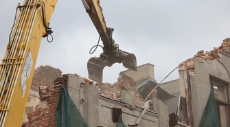 Rozpoczęła się rozbiórka kamienicy przy ul. Wojska Polskiego 23a. Prace potrwają kilka dni