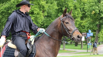 Zorro w Piotrkowie Trybunalskim. Zwolennicy Karola Nawrockiego z PiS pytają Trzaskowskiego o sądy, migrację i Fort Trump. Ostatnie dni kampanii wyborczej
