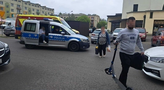 Potrącenie dziecka przy hali targowej w Piotrkowie. Mężczyzna w szarym Audi uciekł z miejsca zdarzenia – świadkowie ruszyli za sprawcą