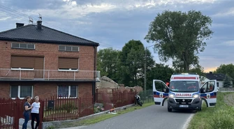 Wypadek motorowerzysty w Mąkolicach w gminie Wola Krzysztoporska. 14-latek wjechał w ogrodzenie, lądował śmigłowiec LPR