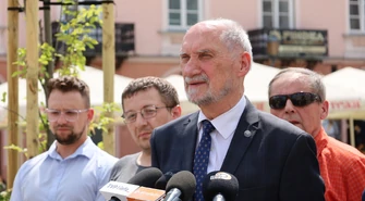 Poseł Antoni Macierewicz dziękował mieszkańcom Piotrkowa za poparcie Karola Nawrockiego