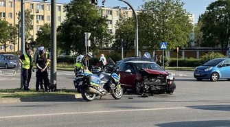 Groźna kolizja z udziałem radiowozu. Policja wjechała na czerwonym świetle