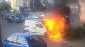 Pożar samochodu przy hali targowej w Boże Ciało. Ogień uszkodził także drugi samochód