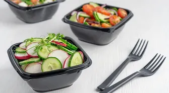 Talerze plastikowe wielorazowe – świetny wybór do barów szybkiej obsługi