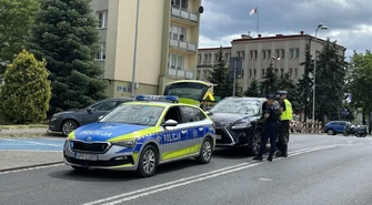 Wypadek z udziałem radiowozu na ul. Sienkiewicza w Piotrkowie. Dwóch policjantów trafiło do szpitala