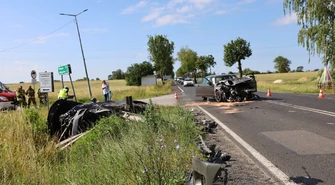 Groźny wypadek w gminie Rozprza. Kobieta trafiła do szpitala. Droga jest zablokowana, sprawdź możliwe objazdy