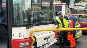 Autobus uderzył w barierki po zderzeniu z samochodem osobowym. Jedna osoba trafiła do szpitala