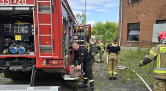 Straż pożarna i policja w akcji na Sulejowskiej. Pożar na terenie byłego Sigmatexu 