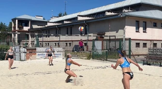 Sportowe Wakacje z OSiR-em 2025: turniej Grand prix siatkówki plażowej dziewcząt w Piotrkowie!