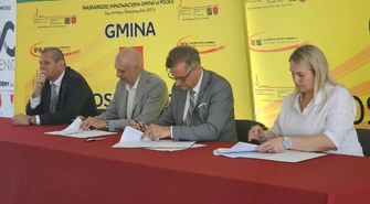 Wójt Dariusz Magacz oraz skarbnik Anna Bijoch podpisali umowę z pełnomocnikiem firmy UOS Drilling, Arkadiuszem Biedulskim, dotyczącą wykonania otworu poszukiwawczo‑rozpoznawczego w Moszczenicy.