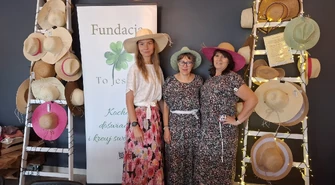 Kapelusze, kolory i kobieca siła. Projekt Stowarzyszenia „To Jest To” zrealizowany dzięki mikrograntowi