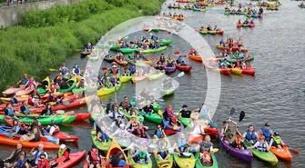 Rekord w Sulejowie znów pobity. Zobacz materiał video! Pilicą popłynęło 617 osób w 365 kajakach. Miasto wraca na turystyczną mapę Polski.