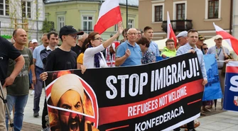 Protest przeciwko imigracji w Piotrkowie Trybunalskim – Konfederacja, kibice i mieszkańcy przeciwko Paktowi Migracyjnemu i Centrum Integracji Cudzoziemców