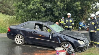 Wypadek w Bujnach. Dachowanie Mercedesa, droga była całkowicie zablokowana. Kierujący trafił do szpitala
