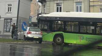 Zderzenie autobusu MZK z osobówką na placu Kościuszki w Piotrkowie