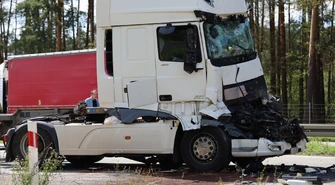 Wypadek na S8 pod Piotrkowem. Zderzenie dwóch ciężarówek – jedna osoba poszkodowana