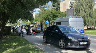 Potrącenie na pasach na Łódzkiej w Piotrkowie. Młody mężczyzna trafił do szpitala