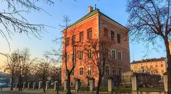 Muzeum w Piotrkowie Trybunalskim z nowym proporcem – orzeł jagielloński znów nad zamkiem