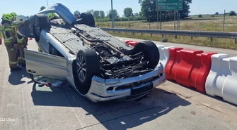 Kolejny wypadek na remontowanej S8 pod Piotrkowem. Dachowanie Mercedesa w Polichnie. Powodem mogło być zaśnięcie