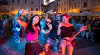 Sierpniowa potańcówka w Piotrkowie 2025. Kilkaset osób świetnie bawiło się w Rynku Trybunalskim pod gołym niebem