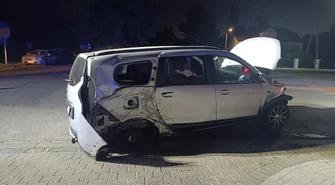Wypadek na Głównej w Czarnocinie. Dacia uderzyła w słup. Kierowca był kompletnie pijany