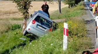 Wypadek na DW716. Kobieta wpadła do rowu i uderzyła w drzewo