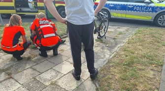 Trzy zdarzenia drogowe w Piotrkowie jednego dnia. Gałąź spadła na jadące auto, kolizja na rondzie i potrącenie 11-letniego rowerzysty