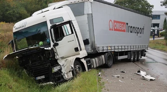 Groźne zdarzenie na Wierzejskiej. Ciężarówka uderzyła w auto i wypadła z drogi