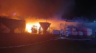 Ogromny pożar składu opału w Tychowie. W akcji kilkanaście zastępów straży pożarnej