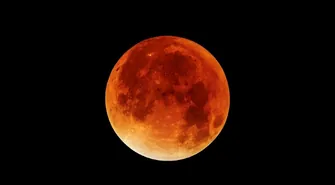 Krwawy księżyc – jak oglądać zaćmienie w Piotrkowie i regionie łódzkim