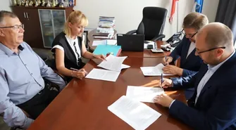 Umowa na remont szkoły w Parzniewicach w gm. Wola Krzysztoporska podpisana