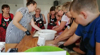 Międzypokoleniowe warsztaty kulinarne w  Stowarzyszeniu „Tomawa, Żerechowa i okolice – Nasza Mała Ojczyzna”