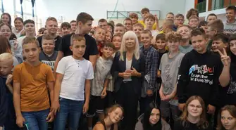 O cyberprzemocy, hejcie i zagrożeniach we współczesnym świecie rozmawiali uczniowie SP w Gorzkowicach z sędzią Anną Marią Wesołowską 