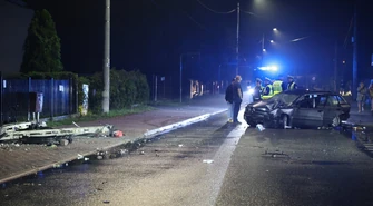 Poważny wypadek na Rolniczej w Piotrkowie Trybunalskim. Pijany kierowca Volvo staranował słup i ogrodzenie. Z auta wysypały się puszki po piwie, a kierowca zasnął