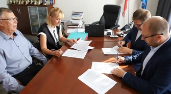 Umowa na remont szkoły w Parzniewicach w gm. Wola Krzysztoporska podpisana