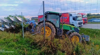 Ciągnik rolniczy na autostradzie A1 niedaleko Piotrkowa. Traktorzysta miał 2,5 promila!