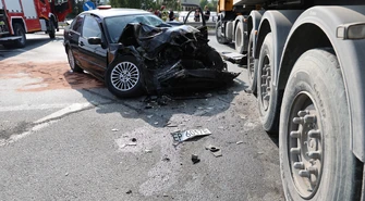 Groźny wypadek na ul. Łódzkiej w Piotrkowie. BMW uderzyło w ciężarówkę