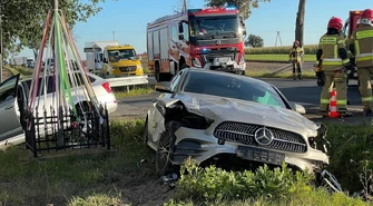 Groźna kolizja na skrzyżowaniu w Milejowie. Trzy samochody zderzyły się na DK91, dwa auta wpadły do rowu – droga zablokowana