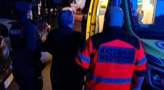 Policjanci pomogli starszemu mężczyźnie błąkającemu się w piżamie