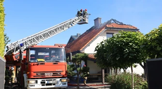 Pożar w Sulejowie – spalił się dach budynku mieszkalnego