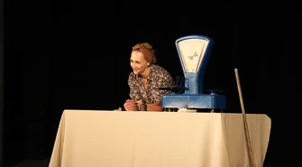 „Byleby z Tobą, Szymuś” – monodram Ewy Tarnowskiej na podstawie „Kamienia na kamieniu” Wiesława Myśliwskiego o miłości, emocjach i sile kobiecej perspektywy