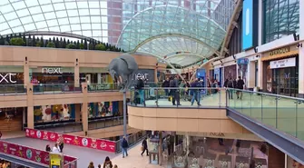 Infokioski i ekrany LED w placówkach handlowych – wyższy poziom obsługi bez dodatkowego personelu.