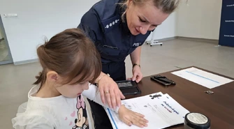 Przedszkolaki poznały zasady bezpieczeństwa i dowiedziały się jak pracuje policja