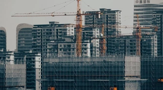 Rusztowania aluminiowe – poznaj konstrukcje cenione za swoją uniwersalność