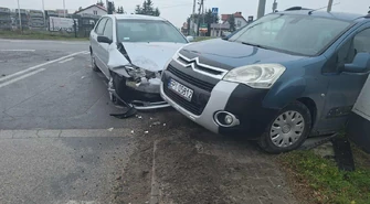 Groźnie na DK91 w Jarostach. Jedno z aut uderzyło w skrzynkę