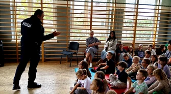 Dzielnicowi z Rozprzy uczą zasad bezpieczeństwa dzieci w szkołach gmin Rozprza i Łęki Szlacheckie