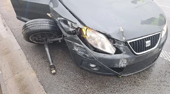 Wypadek na zjeździe z A1. 76-latek uderzył w bariery. Ranna pasażerka