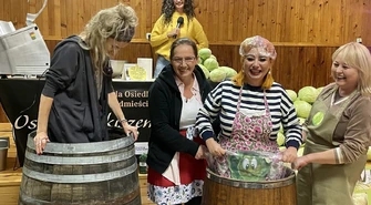 Kilkadziesiąt kilogramów kapusty, dwie beczki, dziesiątki uśmiechów – Sąsiedzkie kiszenie w Zalesicach 